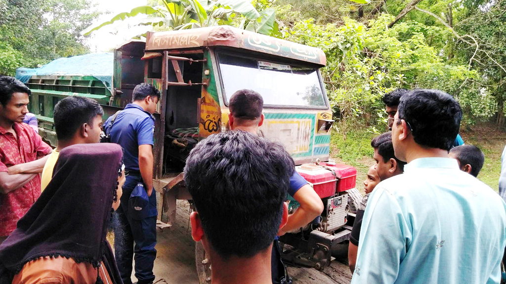 বালিয়াকান্দিতে ট্রাক্টরের চাপায় কলেজছাত্র নিহত