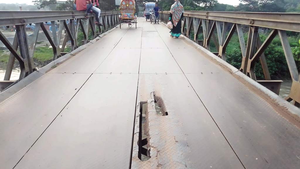 ভাঙা বেইলি ব্রিজে ঝুঁকি