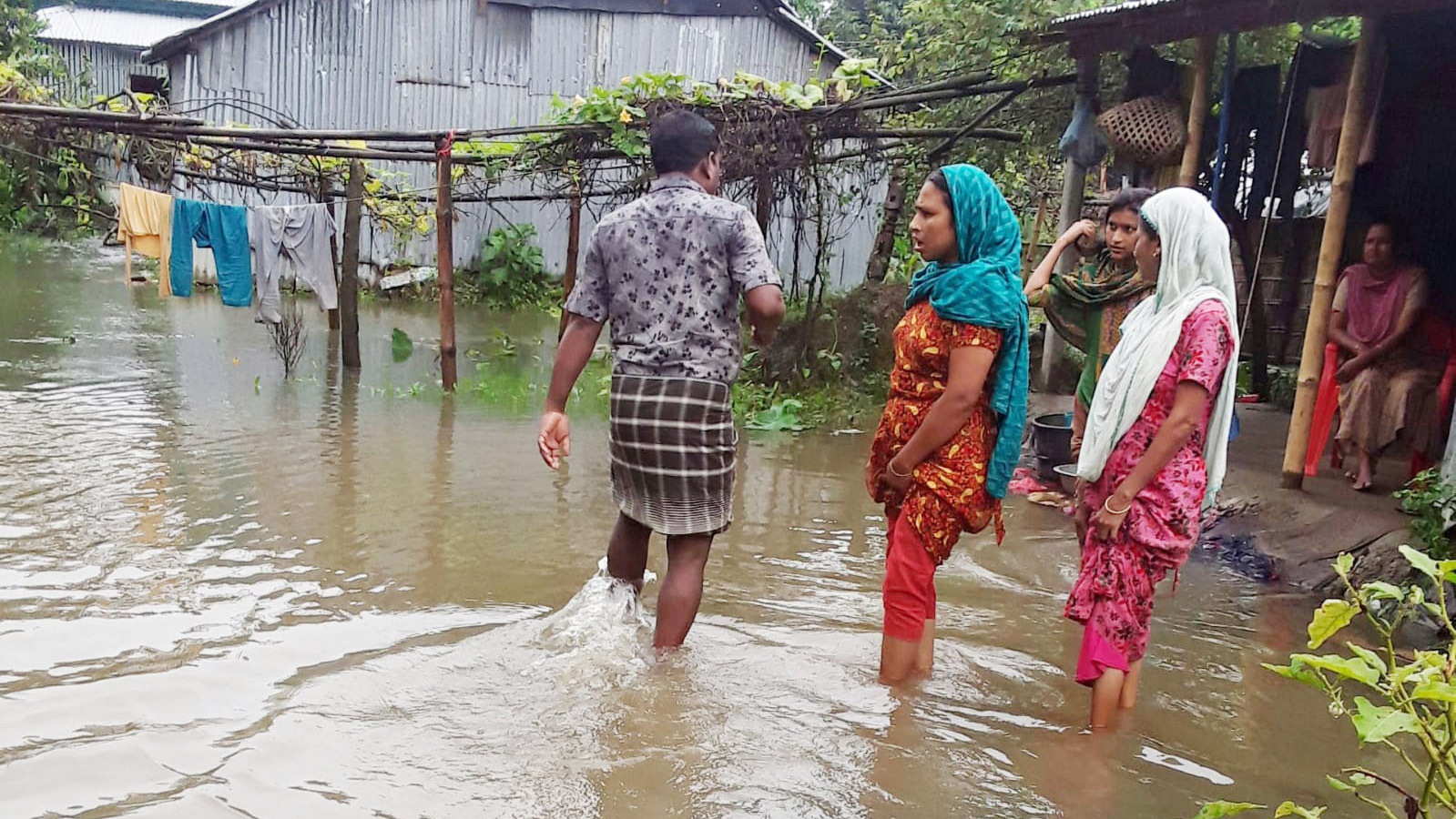 বন্যায় প্লাবিত মদনের শতাধিক গ্রাম, পানিবন্দী হাজারো মানুষ