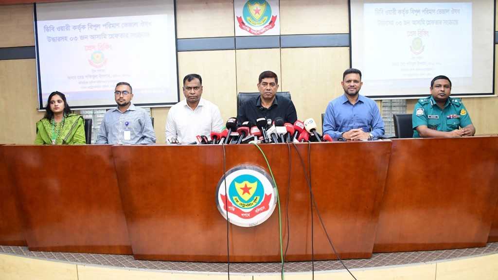 ওসি রাকিবুলের ভাইরাল অডিওর কণ্ঠ নিশ্চিত, তথ্য পাচার নিয়ে তদন্ত: ডিবি প্রধান