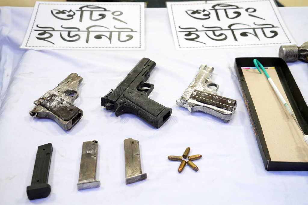 হাতিরঝিলে ডাকাতির প্রস্তুতি, অস্ত্র-ককটেলসহ গ্রেপ্তার ৪