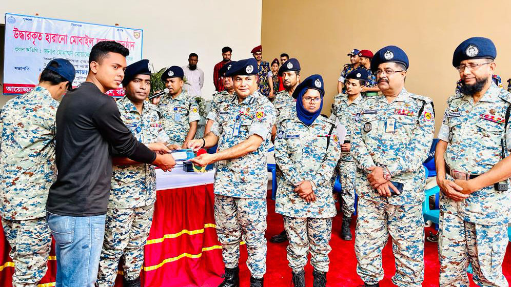 উদ্ধার করা ১৭ মোবাইল মালিকদের কাছ হস্তান্তর