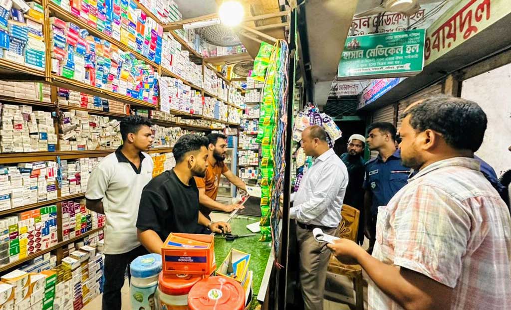 দেবিদ্বারে ভ্রাম্যমাণ আদালতে ৮ ফার্মেসিকে অর্থদণ্ড
