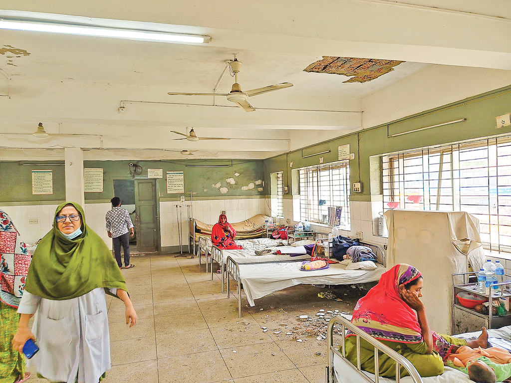 বিছানার ওপর খসে পড়ছে পলেস্তারা, আতঙ্কে রোগীরা