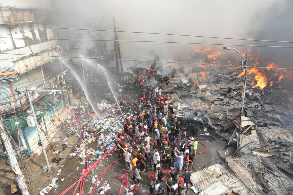 আগুন নিয়ন্ত্রণে কাজ করছে ফায়ার সার্ভিসের ৪৮টি ইউনিট। 