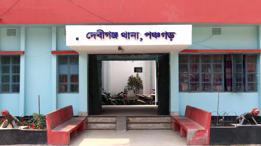 দেবীগঞ্জে ইউএনওর ওপর হামলার ঘটনায় ৩০০ জনের বিরুদ্ধে মামলা