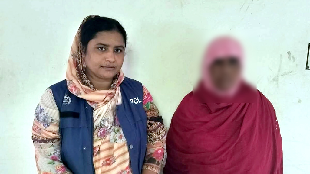 সাতক্ষীরায় ৬৯৬ বোতল উইনকেরেক্সসহ নারী আটক