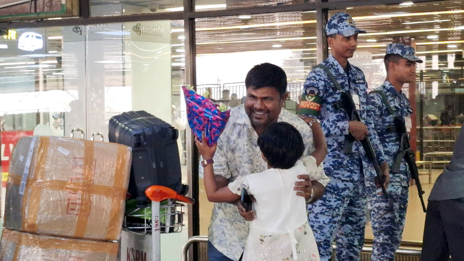 আটকে পড়া বিমানের যাত্রীদের উদ্ধার করল ইউএস-বাংলা