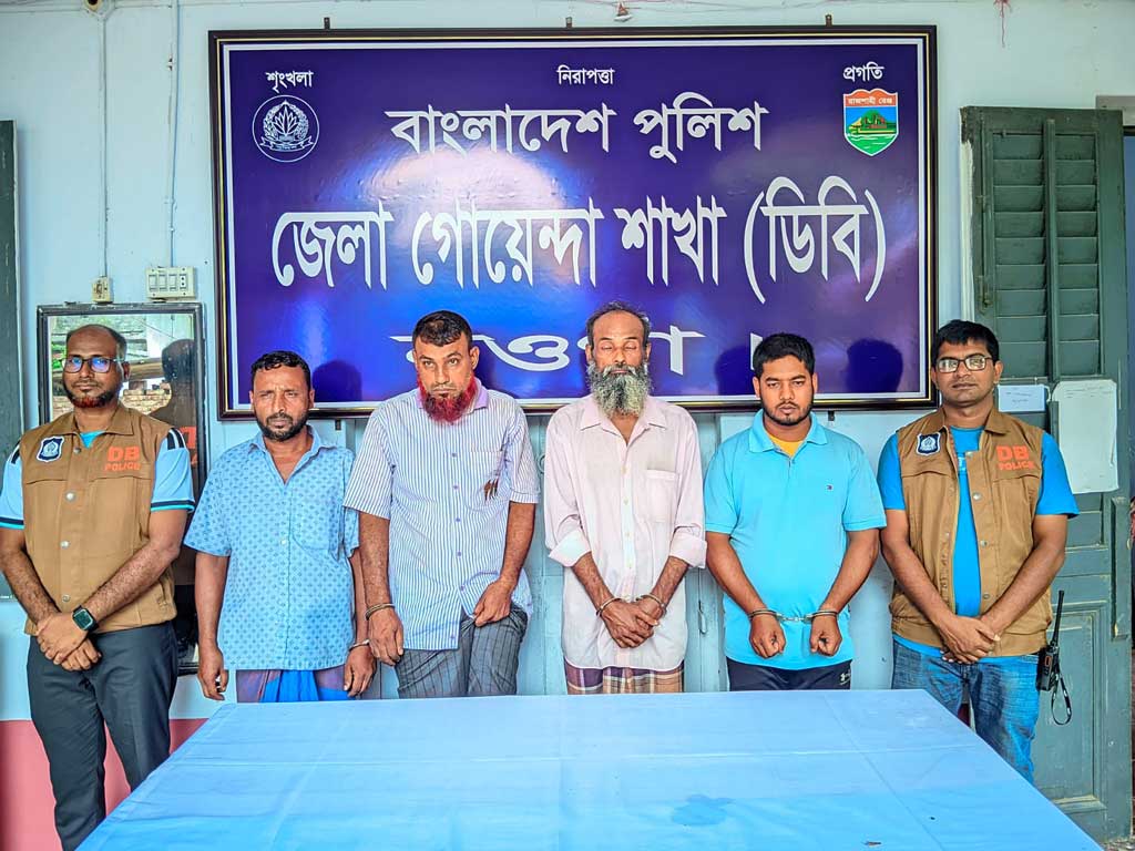 ঘুমের ওষুধ মেশানো ডাব খেতে দেন তাঁরা, পরে হাতিয়ে নেন মালামাল-টাকাপয়সা