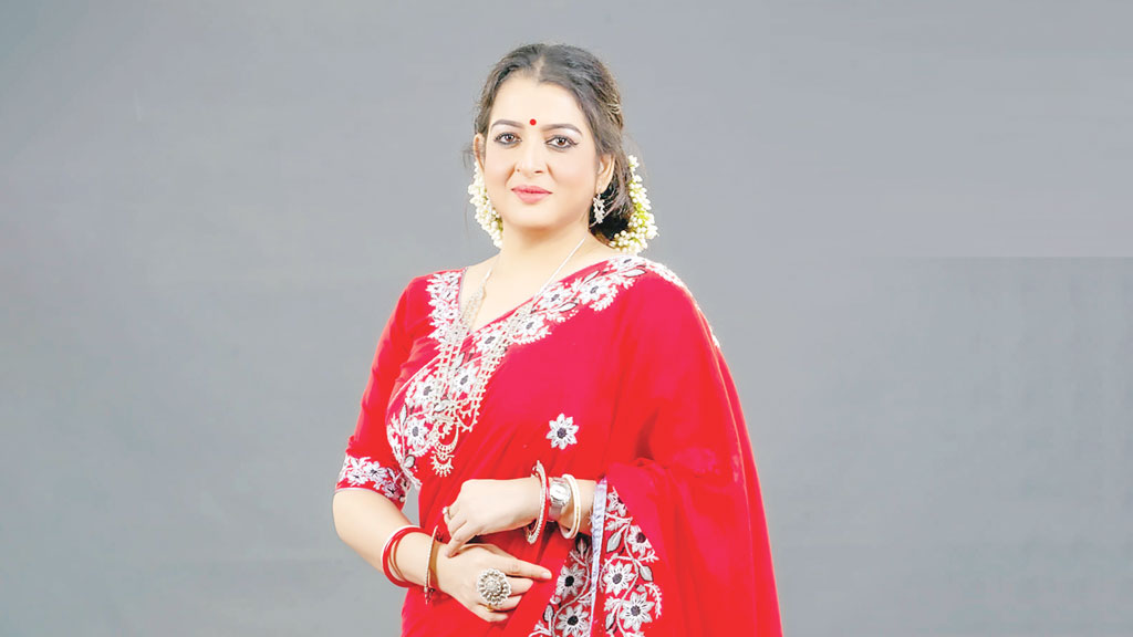 শারদীয় উৎসবে গানে ও অনুষ্ঠানে দেবলীনার ব্যস্ততা
