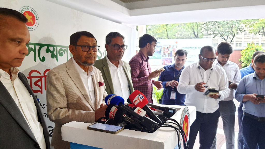 অ্যাম্বুলেন্স সংকট ও চিকিৎসকদের অনুপস্থিতি নিয়ে বললেন ডিসিরা
