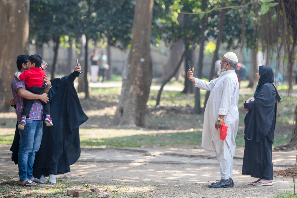 বিভিন্ন বয়সের মানুষেরা ধরে রাখার চেষ্টা করছেন সুন্দর এই স্মৃতি।