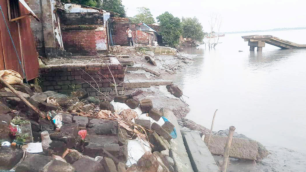 ভাঙনের মুখে বাজার