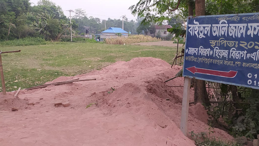 শ্বশুরের আবদারে অন্যের জমির ওপর দিয়ে রাস্তা করছেন চেয়ারম্যান