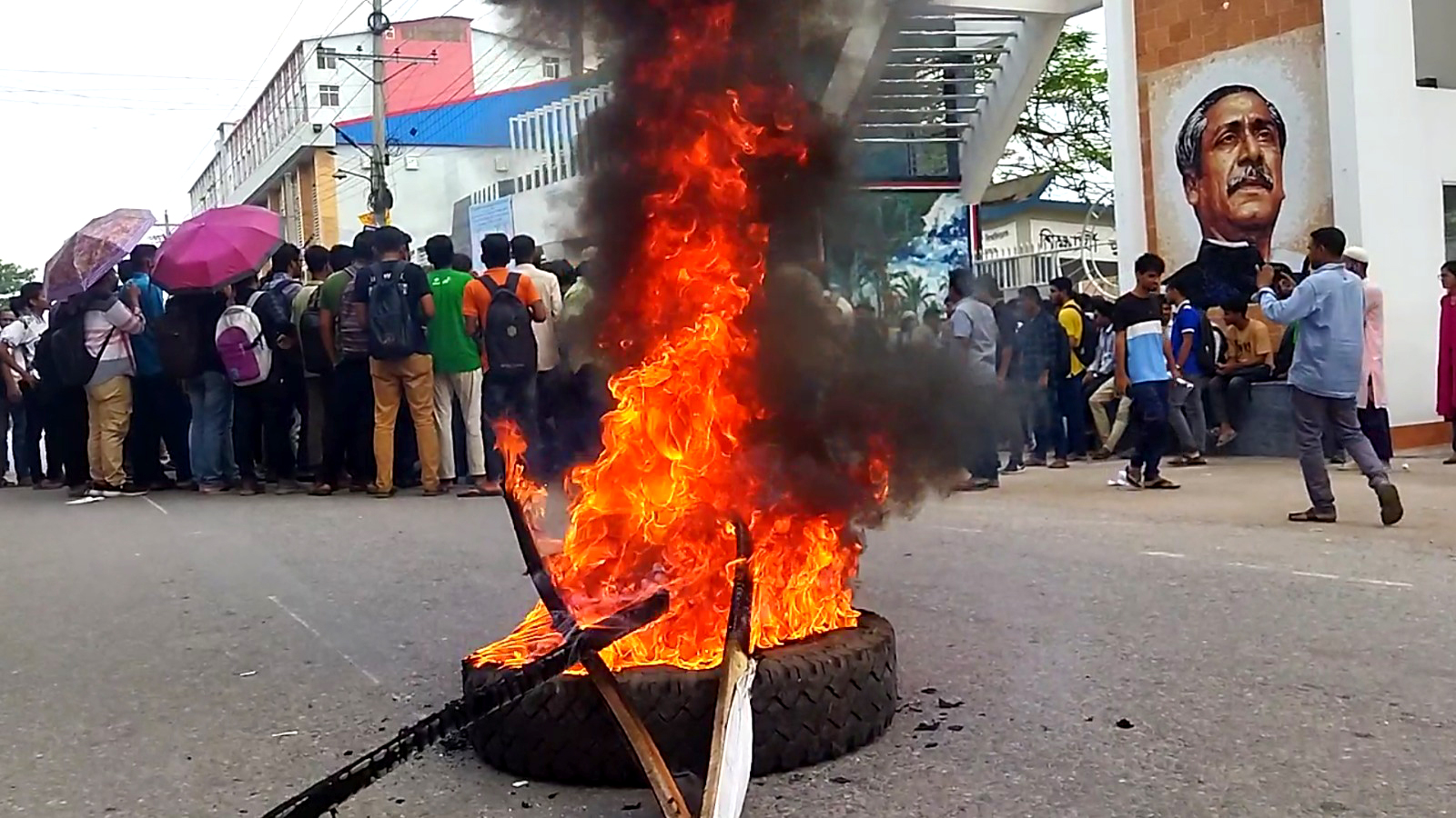 বাসে বিশ্ববিদ্যালয় ছাত্রীর শ্লীলতাহানি, সড়ক আটকে শিক্ষার্থীদের বিক্ষোভ 