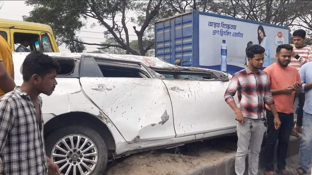 গজারিয়ায় সড়কের বিভাজকে প্রাইভেট কারের ধাক্কা, চালক নিহত