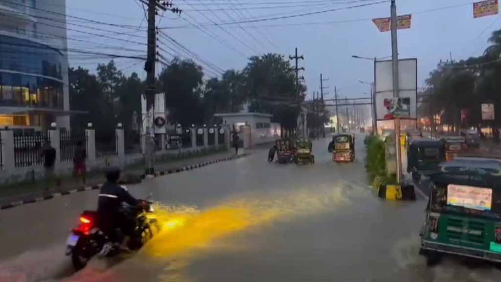 রেকর্ড বৃষ্টিপাতে কক্সবাজার শহর জলাবদ্ধ, নিম্নাঞ্চল প্লাবিত