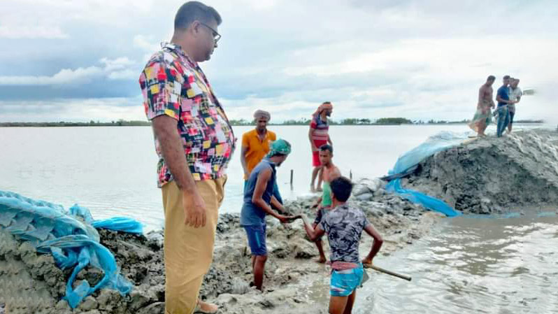 মাস না যেতেই বাঁধে ভাঙন