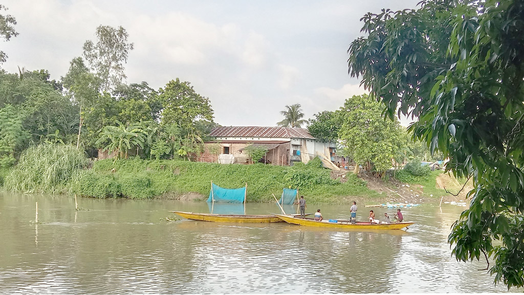 সোঁতি জালে মা মাছ শিকার, ভাঙনের শঙ্কা