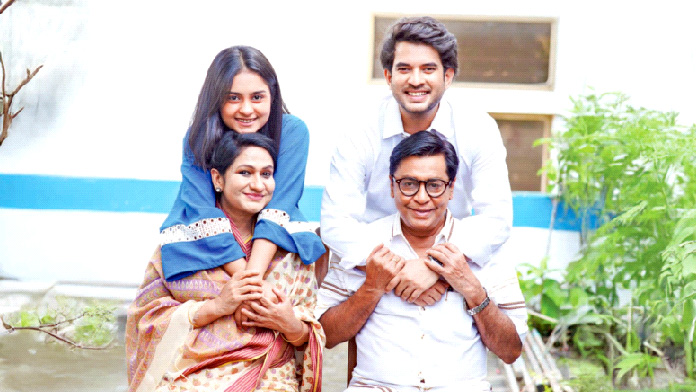 পারিবারিক টানাপোড়েনের গল্পে ‘দেয়াল’