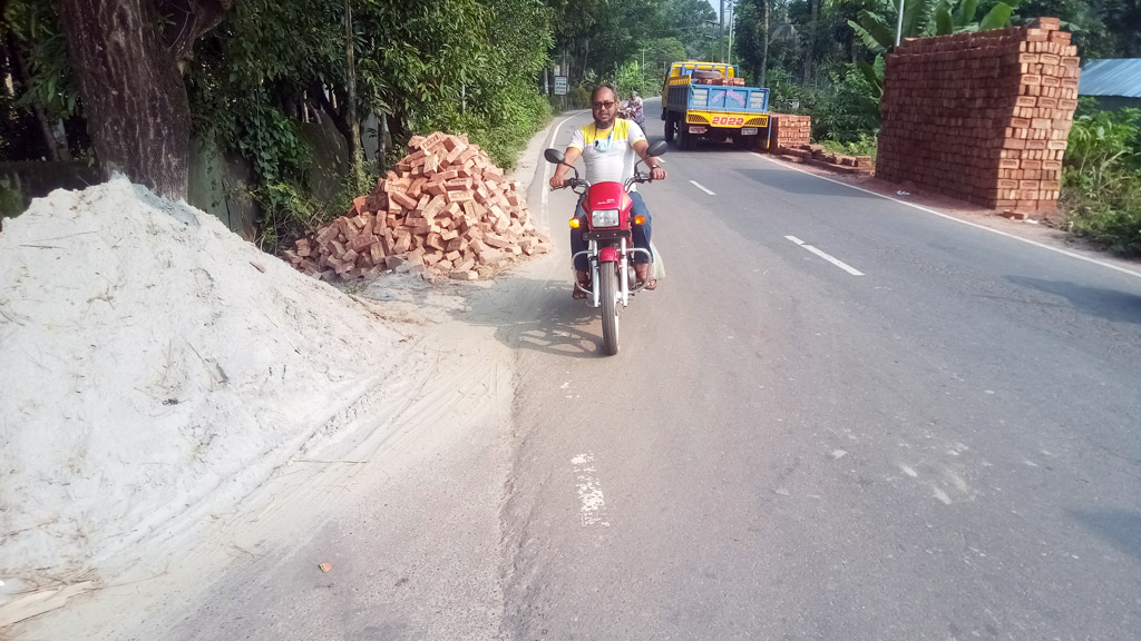 সড়কের ওপর ইট, বালু