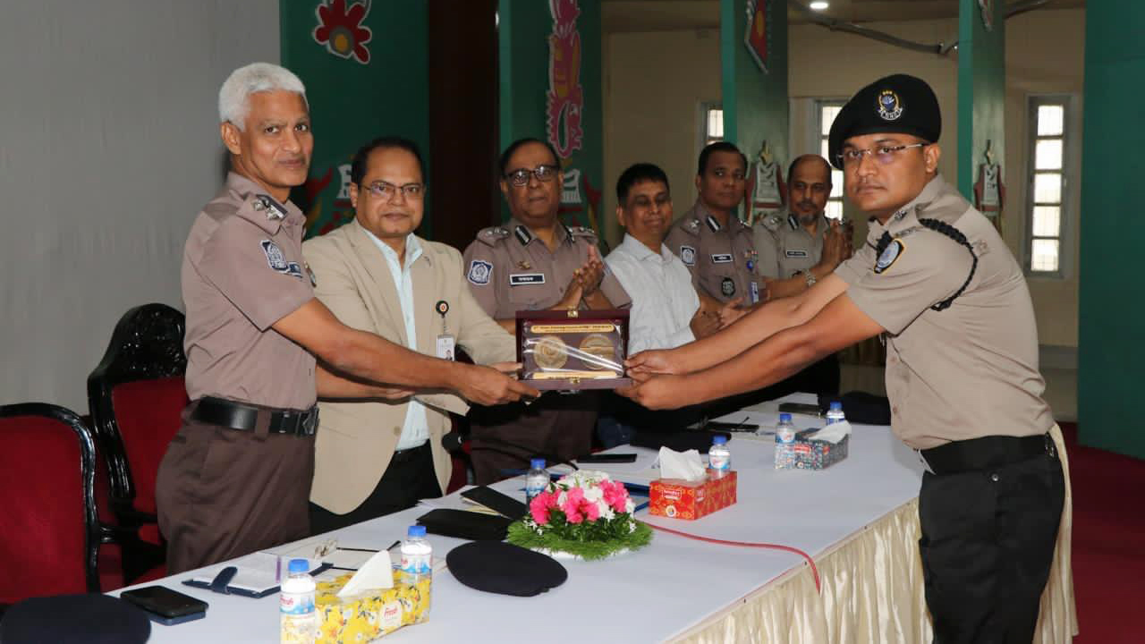 ডিএনসির অস্ত্র প্রশিক্ষণে ‘বেস্ট ট্রেইনি অ্যাওয়ার্ড’ পেলেন ডিডি জিললুর