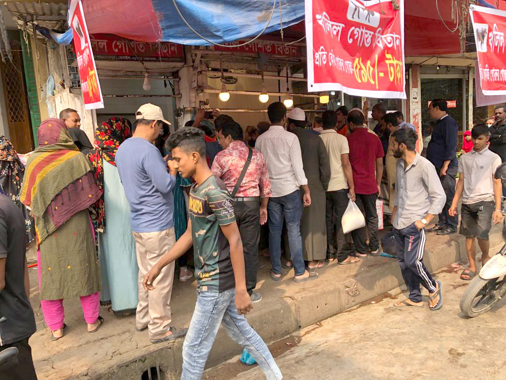 ৫৯৫ টাকা কেজি দরে গরুর মাংস কিনতে দোকানে ভিড় জমিয়েছেন ক্রেতারা। শাহাজাহানপুর, ঢাকা, ২৩ নভেম্বর, ২০২৩। ছবি: আজকের পত্রিকা