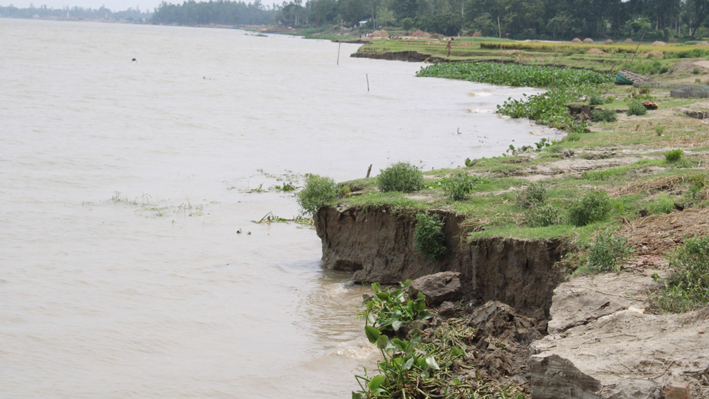 ঝুঁকিতে বসতভিটা ও কৃষিজমি