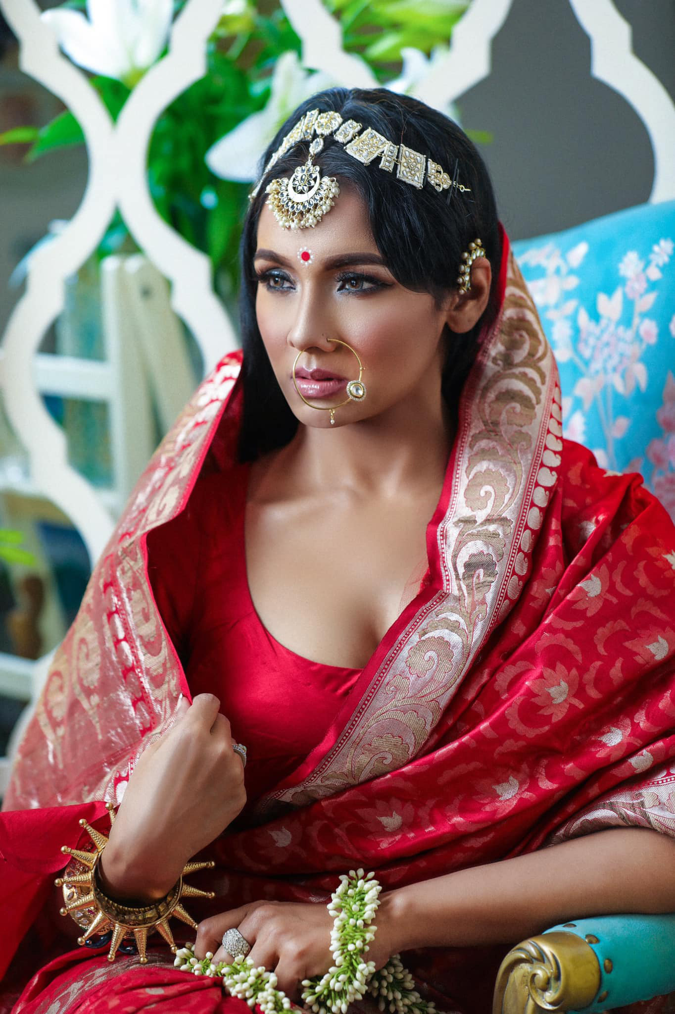 রেড বিউটি স্যালনের আয়োজনে ১৪ বছর আগের বিয়ের শাড়িতে রাঙা বৌ সেজে ক্যামেরার সামনে দাঁড়ান রুনা। দর্শকদের কাছেও পাচ্ছেন দারুণ প্রশংসা। ছবি: রুনা খানের ফেসবুক থেকে