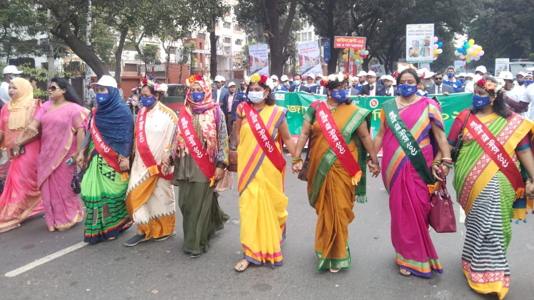 জাতীয় বস্ত্র দিবস-২০২১ উপলক্ষে বস্ত্র ও পাট মন্ত্রণালয়ের উদ্যোগে র‍্যালি বের হয়। আব্দুল গনি রোড, ঢাকা, ৪ ডিসেম্বর, ২০২১। ছবি: আলী হোসেন মিন্টু
