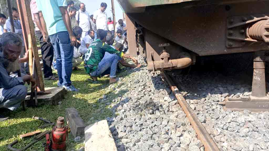 কুড়িগ্রাম স্টেশন ছাড়ার সময় ট্রেন লাইনচ্যুত, বিলম্ব সাড়ে ৩ ঘণ্টা