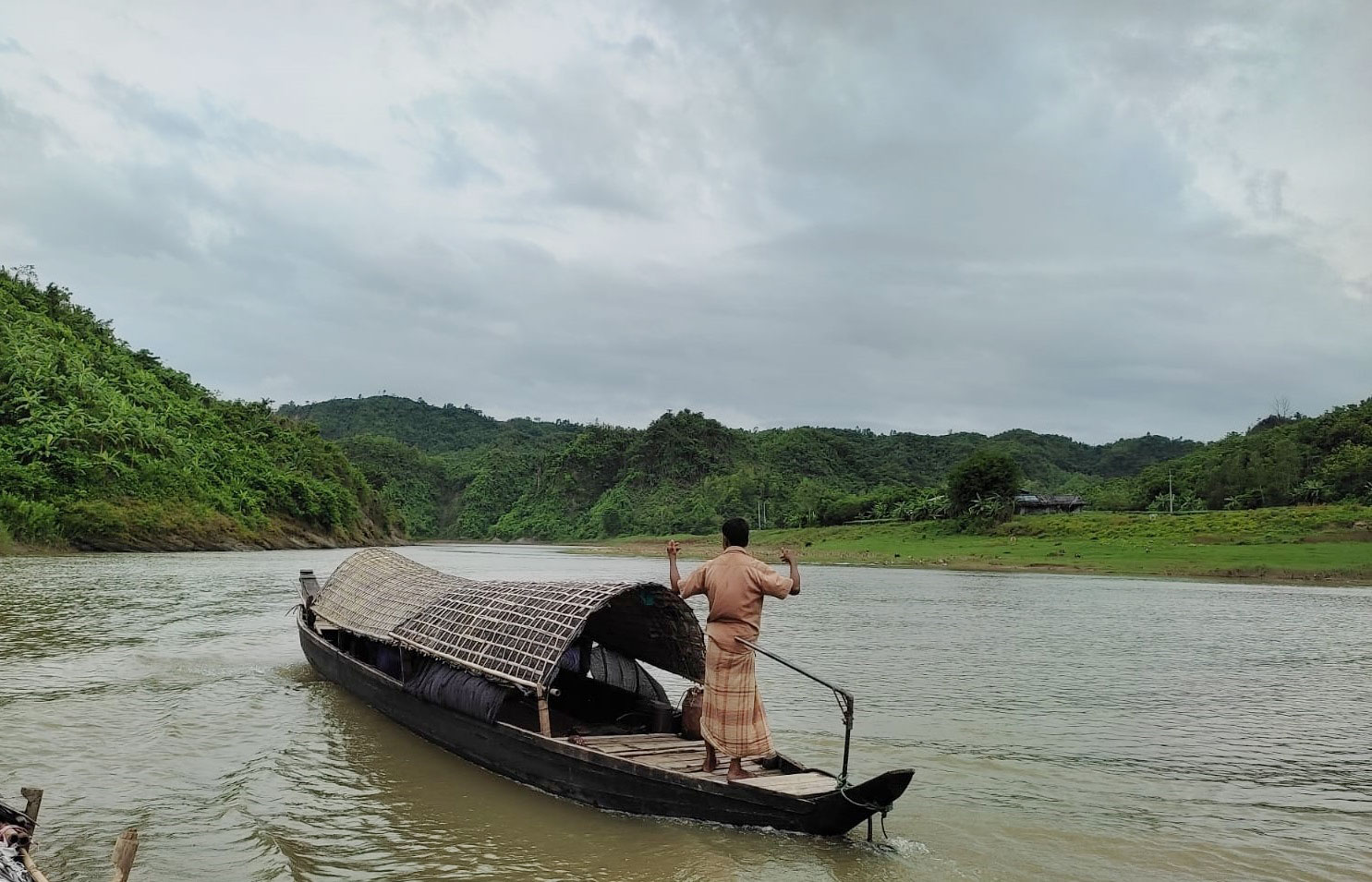 নৌকায় বসে মাতামুহুরি নদীতে মাছ শিকার করছেন এক জেলে। চকরিয়া, কক্সবাজার, ২৮ জানুয়ারি, ২০২৩। ছবি: বাপ্পি শাহরিয়ার