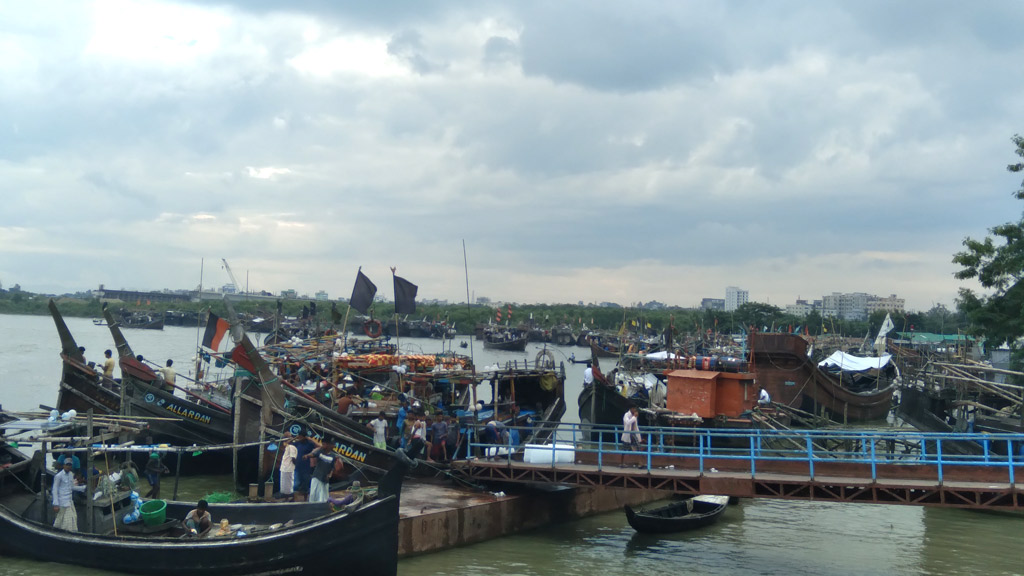 ট্রলার নিয়ে ছুটছেন জেলেরা