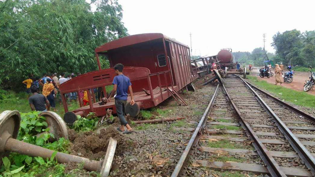 যশোরে তেলবাহী ট্যাংকার লাইনচ্যুত: ৭ ঘণ্টা পর যোগাযোগ স্বাভাবিক