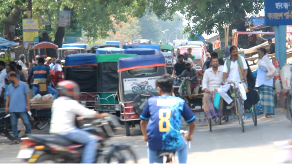 ইজিবাইকের চালক শিশু-কিশোর: বাড়ছে দুর্ঘটনা, জট