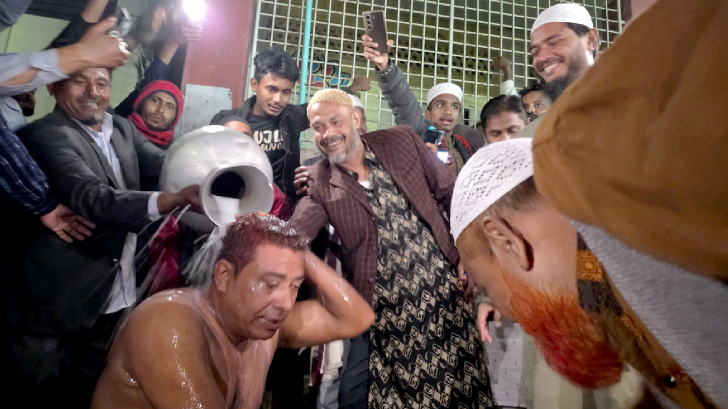 দুধ দিয়ে গোসল করিয়ে বিএনপির নেতা-কর্মীদের দলে নিলেন জামায়াত প্রার্থী