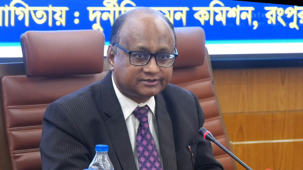 যাদের মুক্তিযোদ্ধা সহকর্মী হিসেবে পাই, ধরে নিতে পারেন, ৯০ ভাগই ভুয়া: দুদুক চেয়ারম্যান