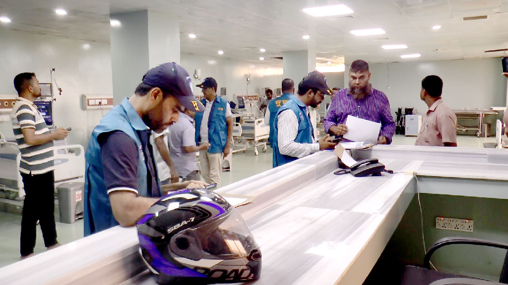 নানা অনিয়ম খতিয়ে দেখতে মাদারীপুরে ২৫০ শয্যা জেলা হাসপাতালে দুদকের অভিযান