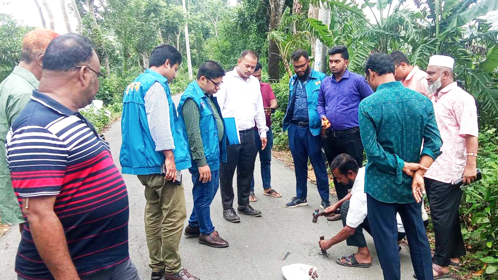 নলছিটিতে সড়ক সংস্কারে অনিয়মের তদন্তে দুদক, প্রকল্প এলাকা পরিদর্শন