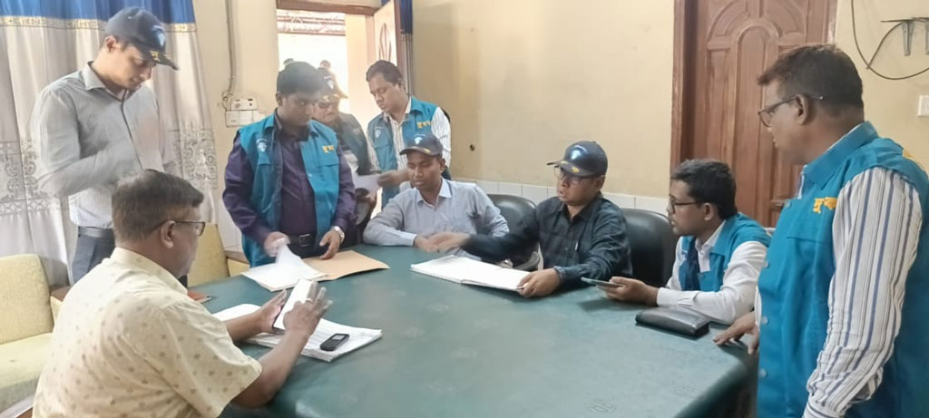 রংপুর রেলওয়ে স্টেশনে দুদকের অভিযান, পরিষ্কার–পরিচ্ছন্নতায় গুরুত্ব দেওয়ার নির্দেশ