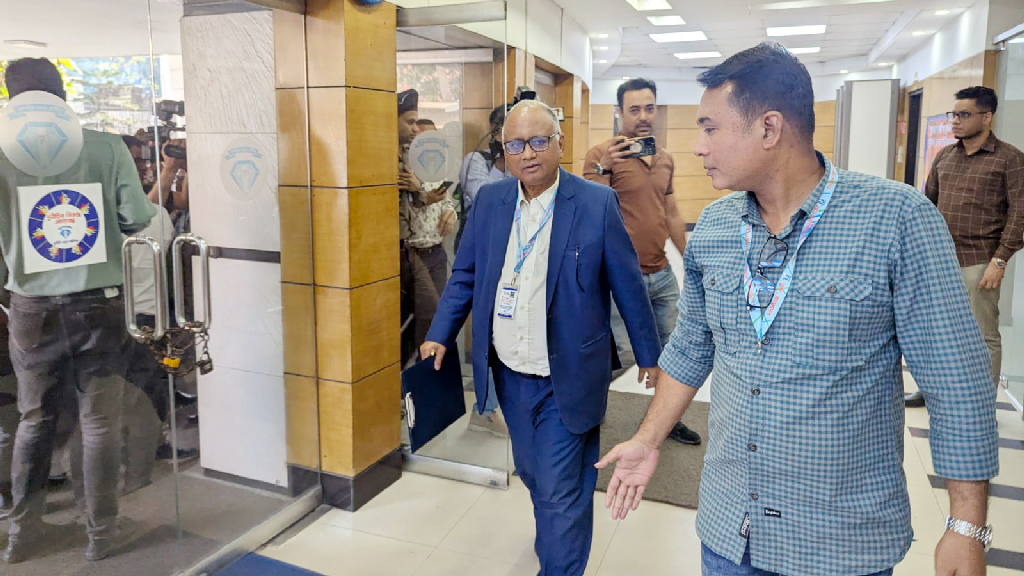 যে কারণে পদত্যাগ দুদকের মোমেন কমিশনের