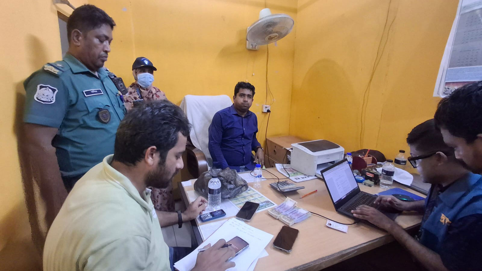 ২ লাখ টাকা ঘুষ নেওয়ার সময় হাতেনাতে আটক সাব-রেজিস্ট্রারসহ ৩