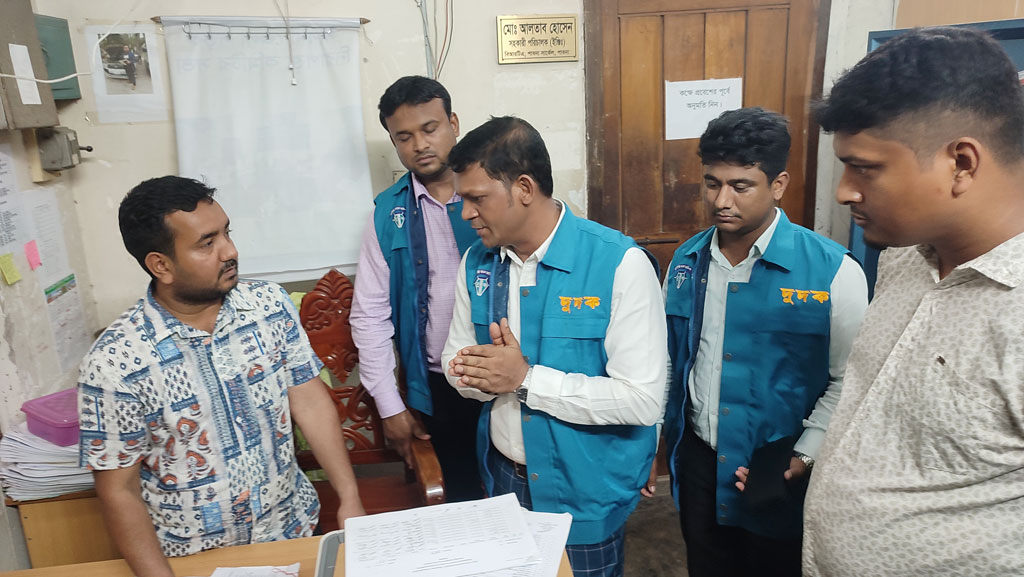 দালাল আর টাকা ছাড়া কাজ হয় না পাবনার বিআরটিএ কার্যালয়ে