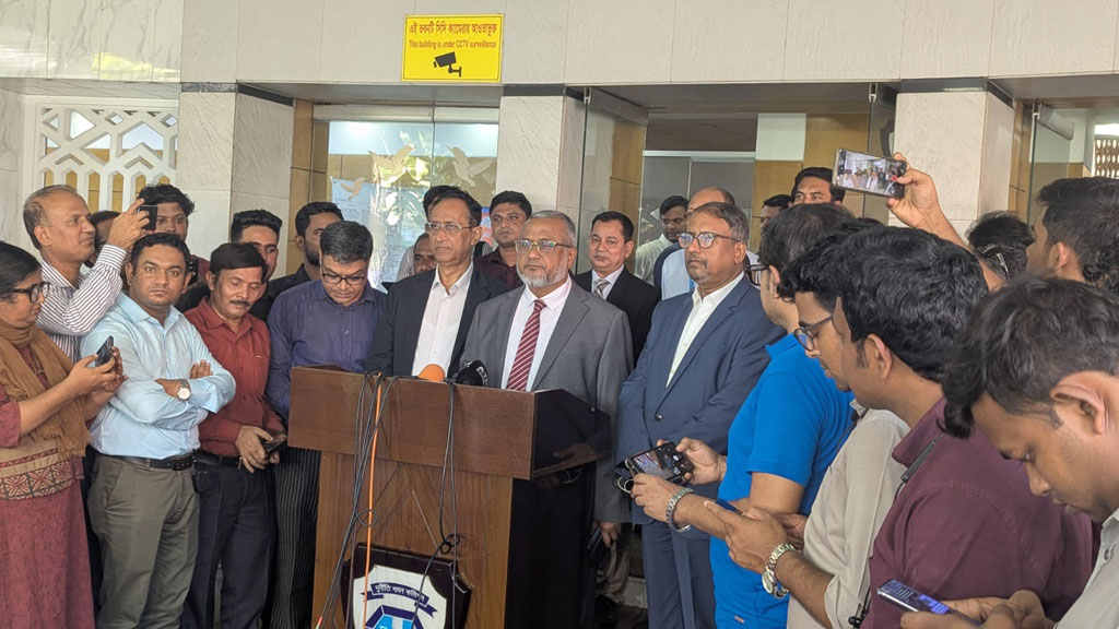 ‘কোনো চাপের মধ্যে নেই’, জনগণের প্রত্যাশা পূরণের প্রতিশ্রুতি দুদক চেয়ারম্যানের
