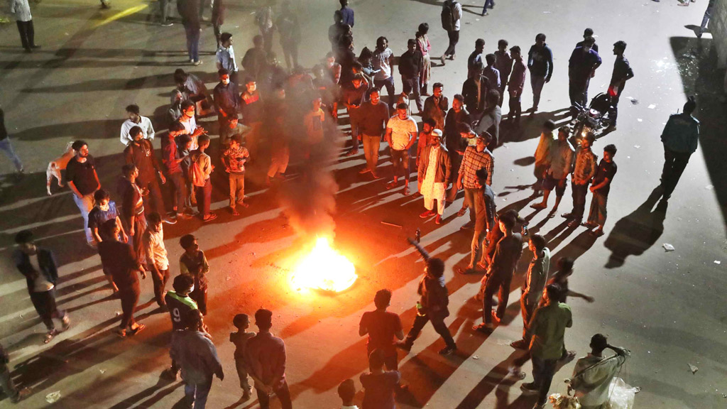 সহপাঠীর মুক্তির দাবিতে জবি শিক্ষার্থীদের রাস্তা অবরোধ, বিক্ষোভ