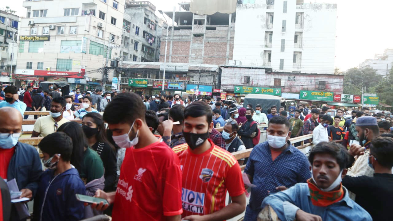 ৪ হাজার দর্শকের জায়গায় মাঠে ঢুকেছে ১০ হাজার