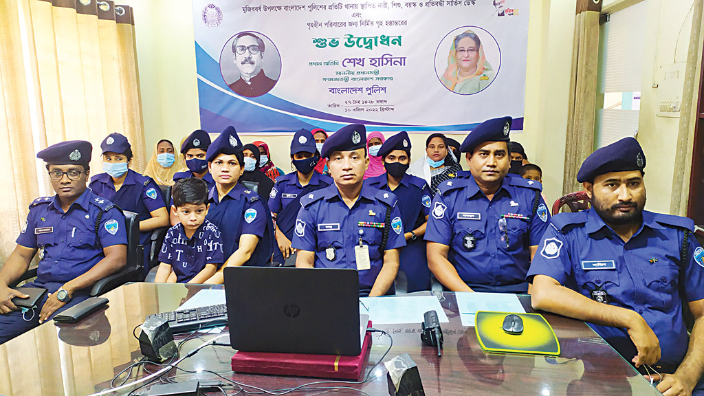 পুলিশের সার্ভিস ডেস্ক উদ্বোধন গৃহহীনের ঘর হস্তান্তর
