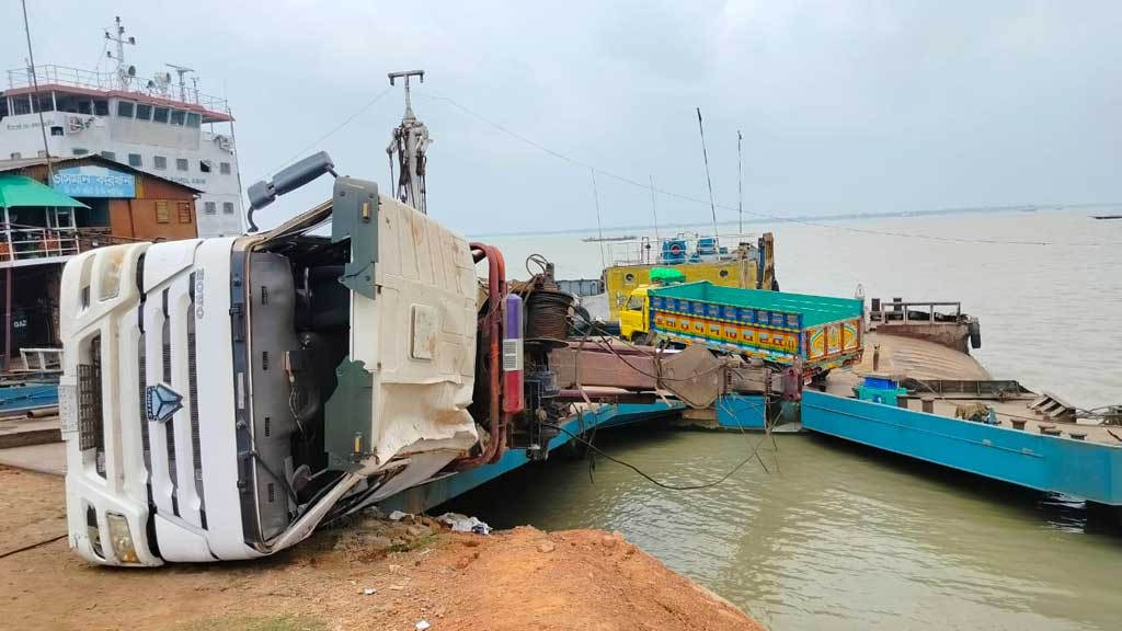 পন্টুন বিকল হওয়ার ৮ ঘণ্টা পর পাটুরিয়ায় ফেরি পারাপার শুরু