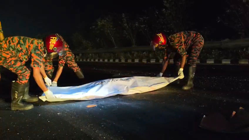 মুন্সিগঞ্জে এক্সপ্রেসওয়েতে অজ্ঞাত গাড়ির পেছনে বাসের ধাক্কা, নিহত ১