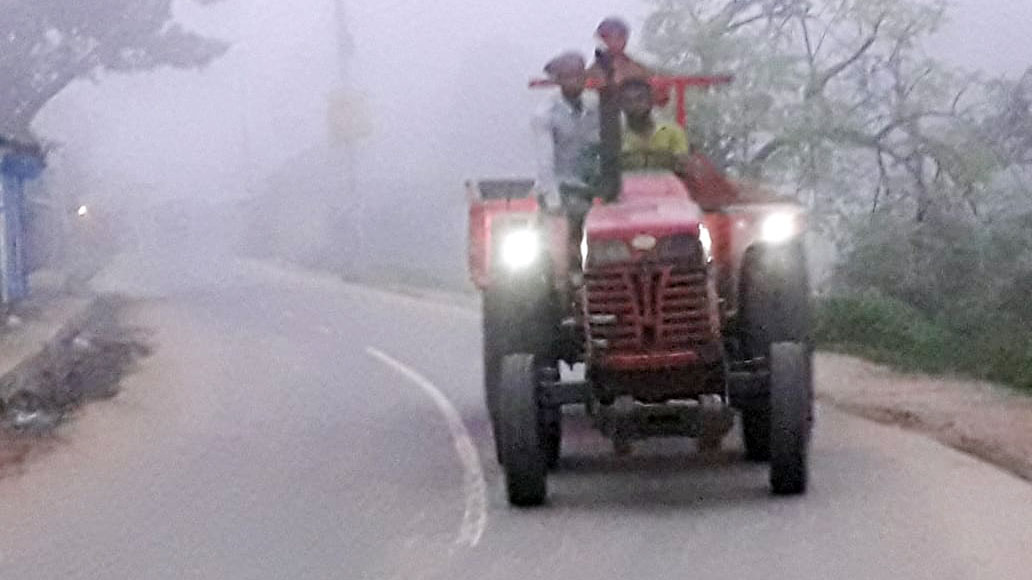 দিনাজপুরে গ্রীষ্মকালে পড়ছে কুয়াশা 